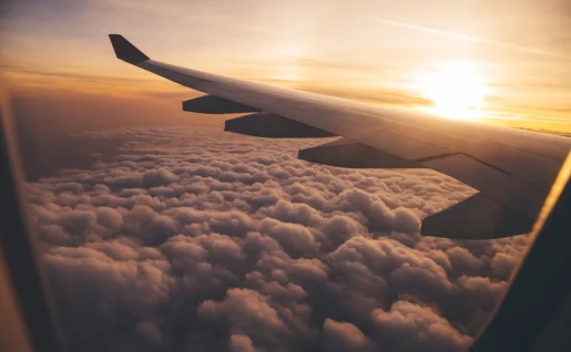 Vue depuis un avion en vol avec le coucher du soleil