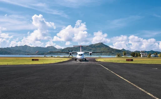 uturoa, aeroport de raiatea, raiatea airport, avion