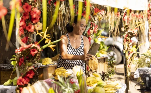 Femme au marché local
