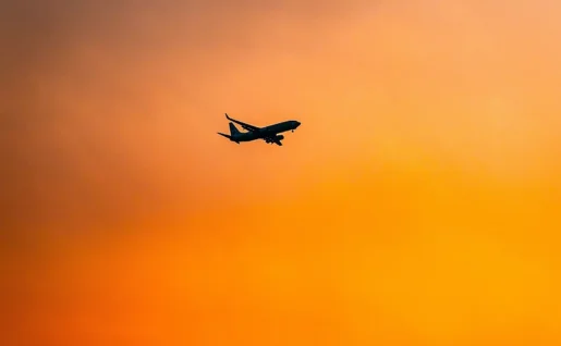 Avion au lever du soleil