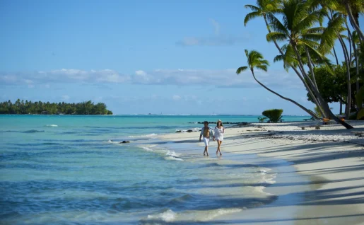 Couple sur la plage à Bora Bora