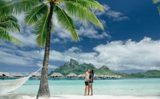 Couple sur la plage à Bora Bora