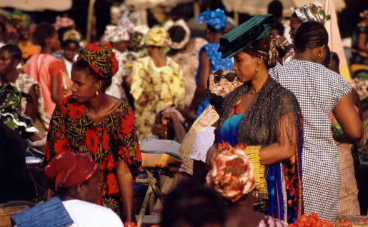 Femmes au marché de Ndiol, Sénégal