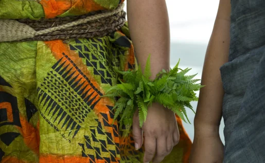 Détail d'une tenue traditionnelle de femme, Hawaii, Etats-Unis