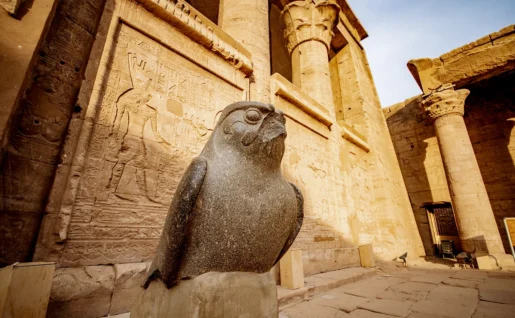 Statue du dieu faucon Horus, Temple d'Edfou, Égypte
