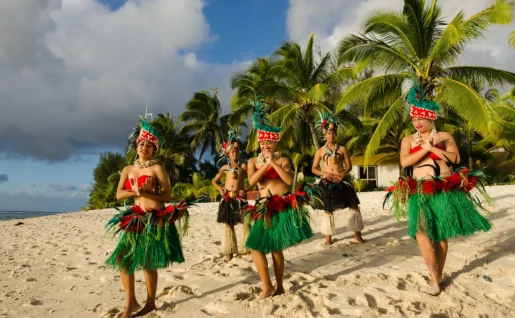 Danseurs tahitiens en costume traditionnel, Tahiti, Polynésie française