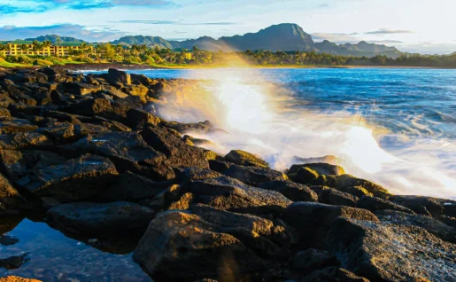 Levée de soleil sur la côte de roches volcanique de Poipu, , île de Kauai, Hawaï