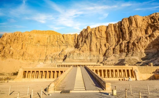 Temple de la reine Hatchepsout, vue du temple dans la roche, Égypte