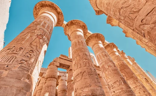 La salle hypostyle avec ses colonnes gigantesques dans le temple de Karnak, Louxor, Égypte