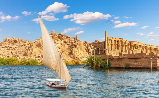 Felouque près du temple de Philae sur l'île d'Agilikia, Nil, Assouan, Égypte