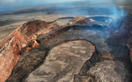 Vue aérienne du lac de lave du cratère Puu Oo, Hawaï, États-Unis