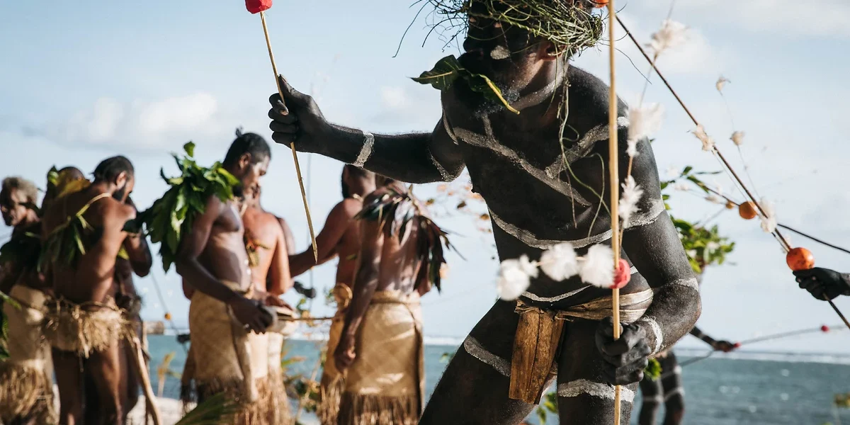 Hommes en habit traditionnel du Vanuatu