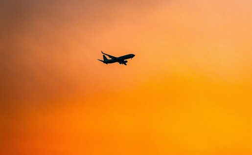 Avion au lever du soleil