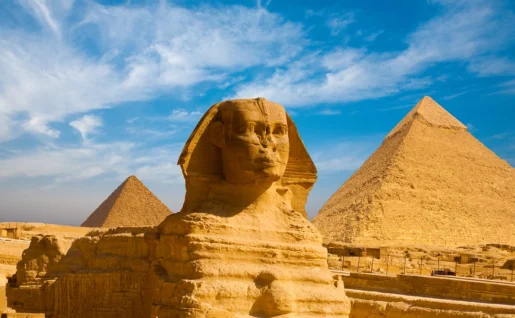 Portrait du Sphinx devant les pyramides de Gizeh, Le Caire, Égypte