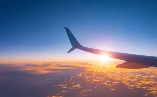 Coucher de soleil depuis une aile d’avion