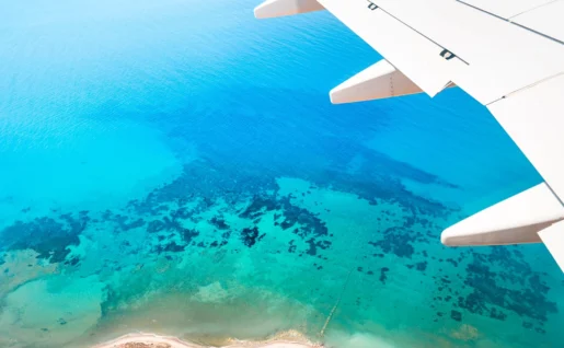 Mer turquoise vue depuis l’aile d’un avion