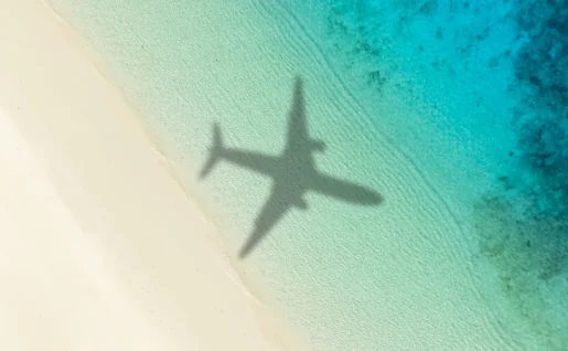 Ombre d'un avion sur une plage