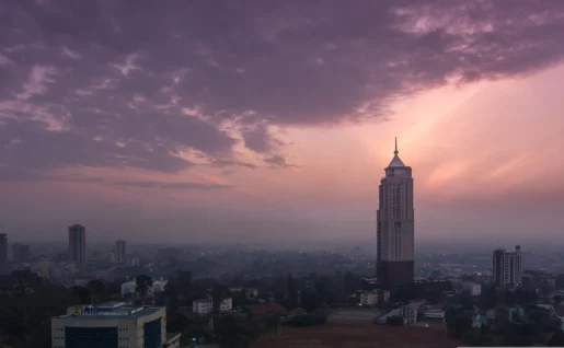 Nairobi city arrivée lueur ciel violet