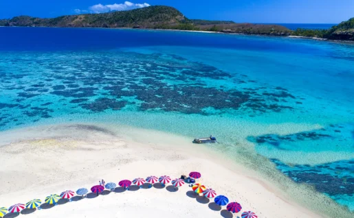 Plage avec des parasols, Fidji